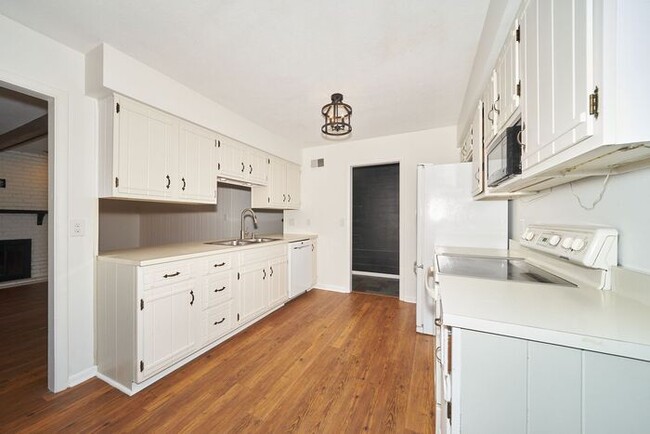 Building Photo - Spacious 3 Bedroom with Finished Basement ...