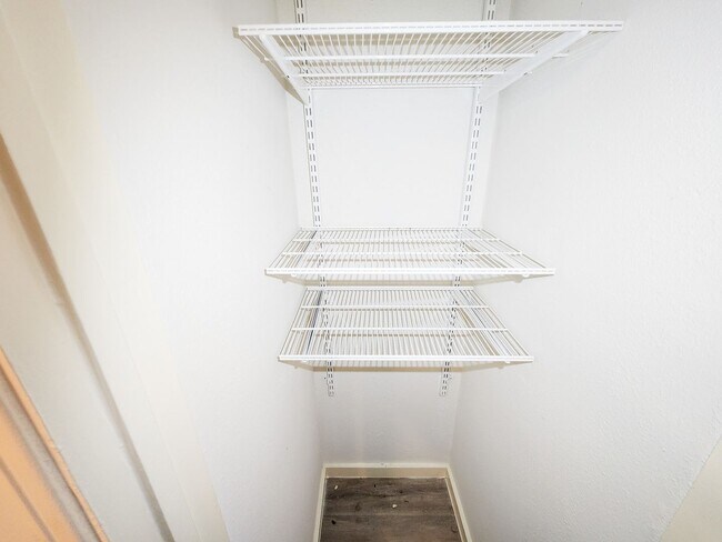 Building Photo - BEAUTIFUL REMODELED 1 BEDROOM 1 BATH CONDO.  GREAT LOCATION!