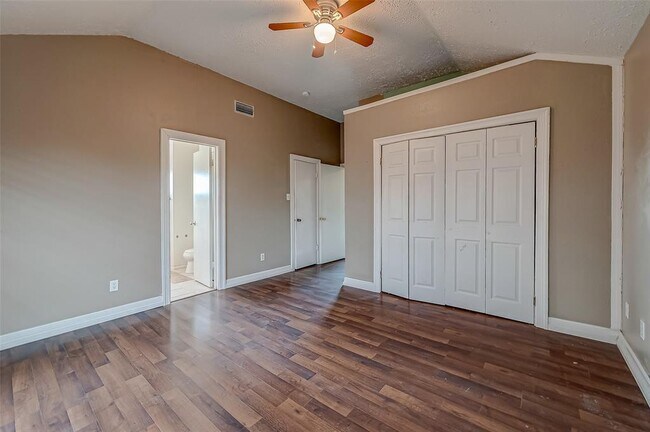Building Photo - 2026 Sandy Knoll Dr