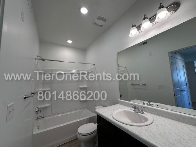 Building Photo - Move-in special:  First month's rent free!