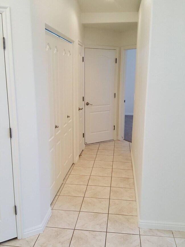 Building Photo - 3 Bedroom 2 bath home located near Red Cli...