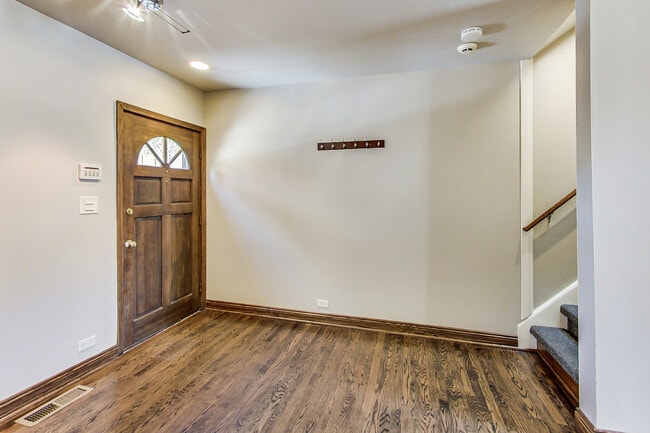 Building Photo - 1415 W Barry Ave