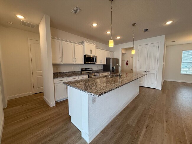 Building Photo - Beautiful 4 bedroom 2 bathroom home