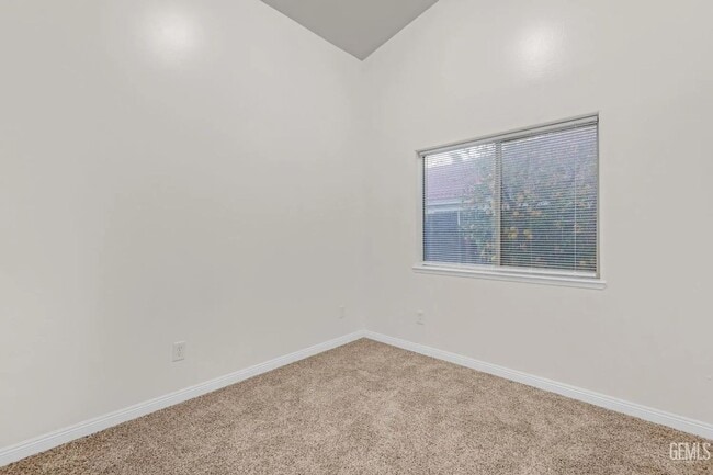 Building Photo - 14004 Las Entradas - Gorgeous NW remodeled...