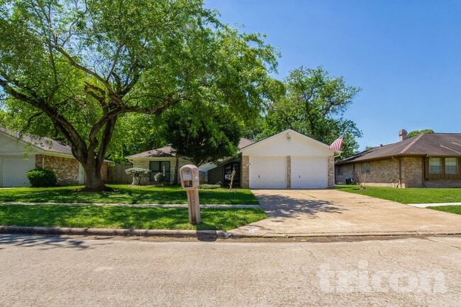 Building Photo - 16259 Hollow Wood Dr
