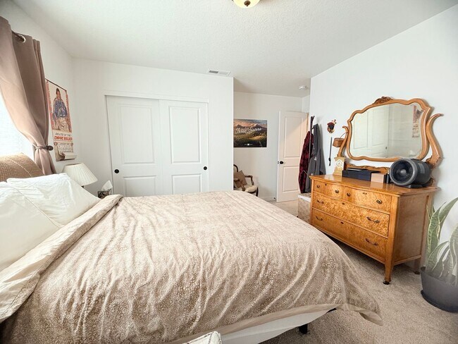 Building Photo - Updated 4 Bedroom Home with Stunning Private Backyard
