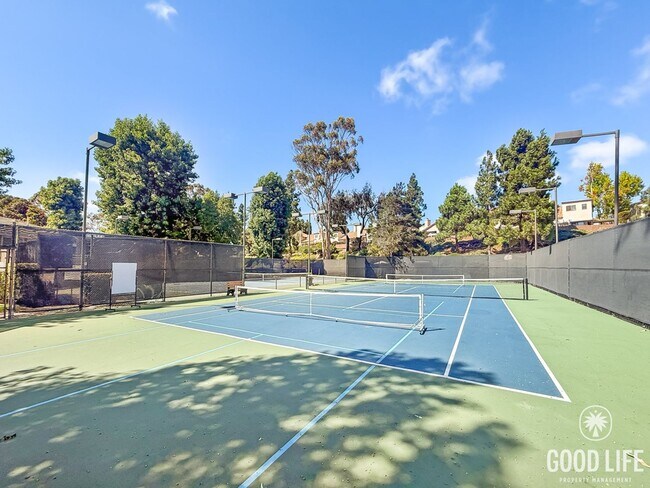 Building Photo - Beautiful 2B/2.5BA Townhouse in Carmel Val...