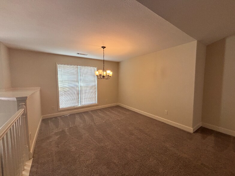 Building Photo - 587 Embassy Walk