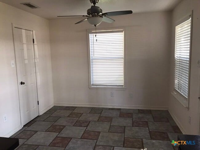 Building Photo - 419 Tomahawk Dr