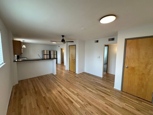 Building Photo - 153 E 12th Ave