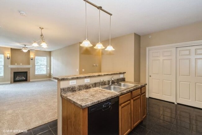 Building Photo - $2,100 | 3 Bedroom, 2 Bathroom Condo | No ...
