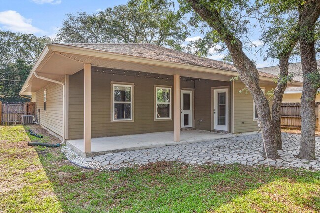 Building Photo - 302 Palm Blvd N