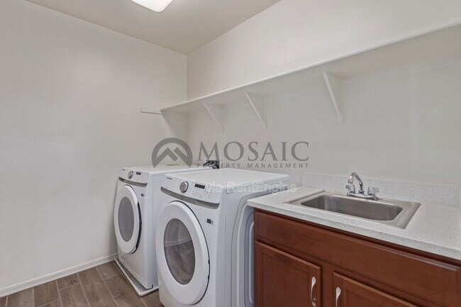 Building Photo - 3320 W Dunbar Dr