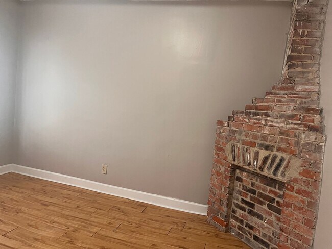 Building Photo - MOVE IN SPECIAL $250.00 OFF 1st Month's Rent- 2 bedroom, 1.5 bath apartment with W/D unit and sha...
