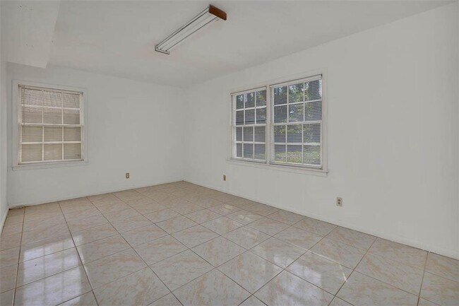 Building Photo - 150 Fairway Oaks Dr