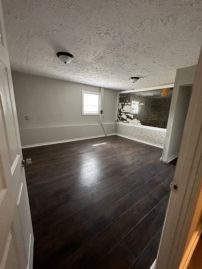 Building Photo - 3 BDR/2 Bath with 2 basement rooms on Suga...