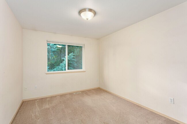 Building Photo - Spacious 3 Bed, 2 Bath Home with Garage & Large Yard in Puyallup!