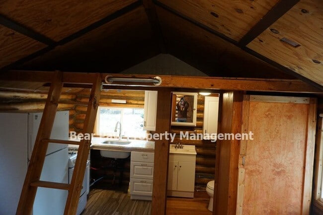 Building Photo - Cute Cabin in the Woods!!