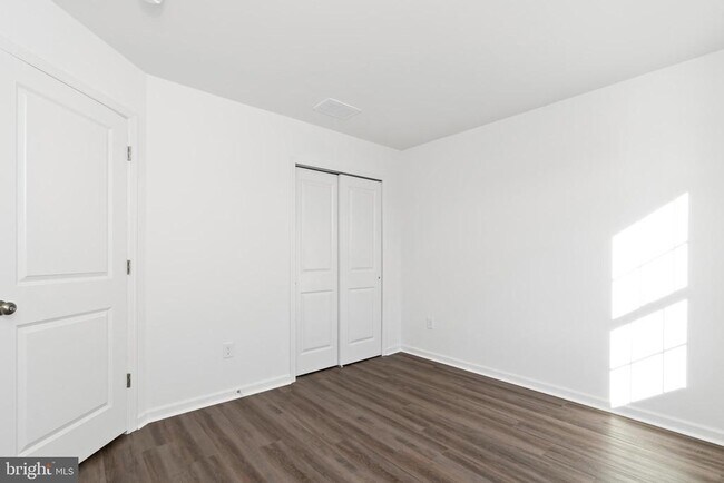Building Photo - 984 Lorewood Grove Rd