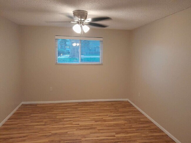 Building Photo - Immediate availability for a 2bd/1ba condo...