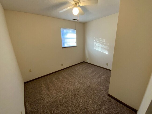 Building Photo - 560 NE Park Ln