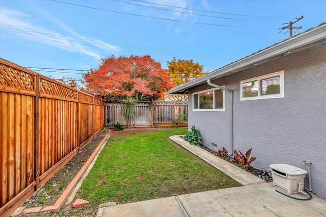 Building Photo - Duplex with 1.5 Bath and One Car Garage