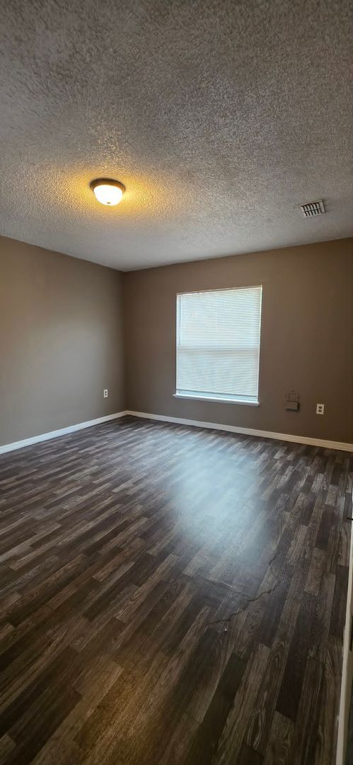 Building Photo - Spacious 3BR Home with Florida Room & Fenced Backyard