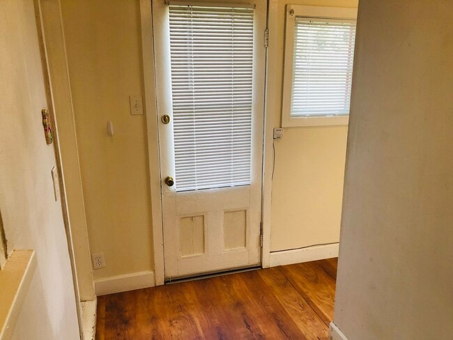 Building Photo - Freshly updated 3-bedroom 1 bath house off of River Rd. MOVE IN SPECIAL!