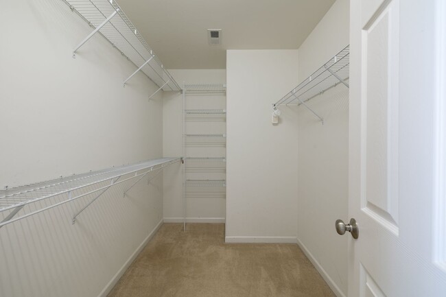 Building Photo - Charming Residence with Modern Amenities and Community center access