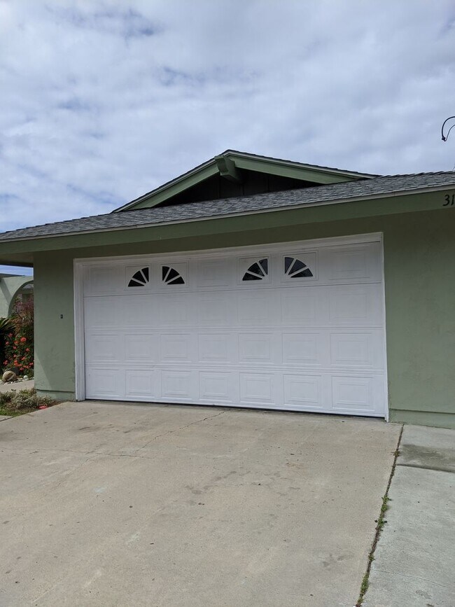 Building Photo - 3 Bedroom 2 Bathroom Home In San Diego