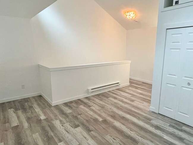 Building Photo - Remodeled End-Unit Condo in Sand Point wit...