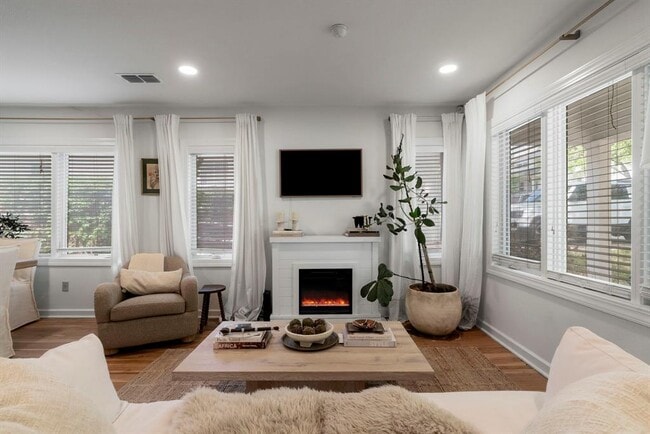 Building Photo - 3004 Oakmont Blvd