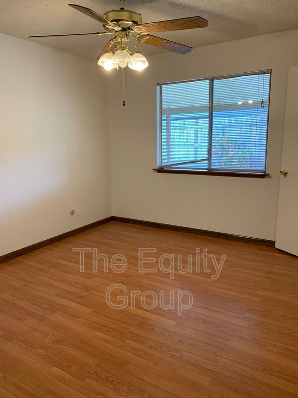 Building Photo - 2921 W Country Ave