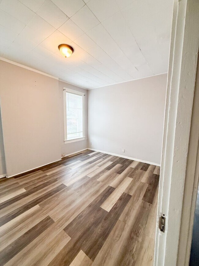 Building Photo - Modern 2 bed/1 bath apartment right off trendy Cherokee Street!