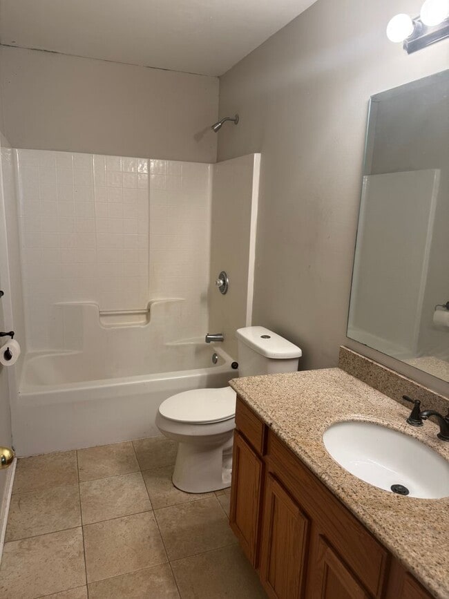 Building Photo - Great Price and location!