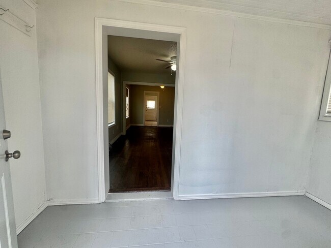 Building Photo - 1000 N Tabor Dr