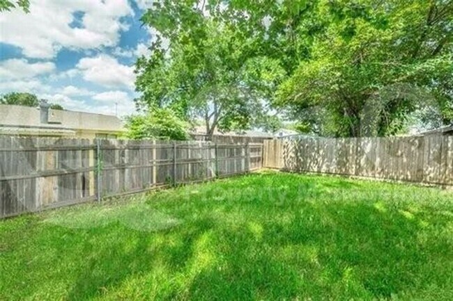 Building Photo - 2917 Shenandoah Dr