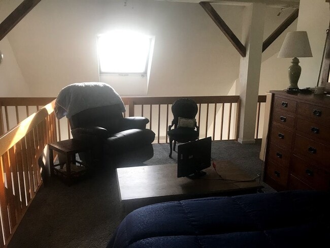 Building Photo - 1 Bedroom/ 1 Bath Apartment