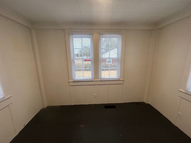 Building Photo - 939 Central Dr