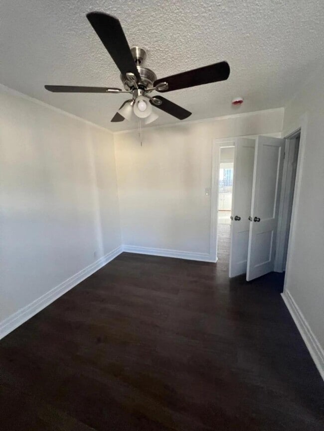 Building Photo - 1110 W 92nd St