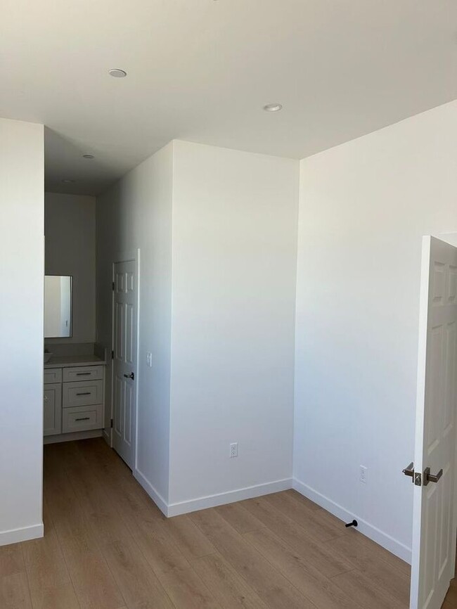 Building Photo - Stunning 3 Bedroom 2 Bathroom House for Re...