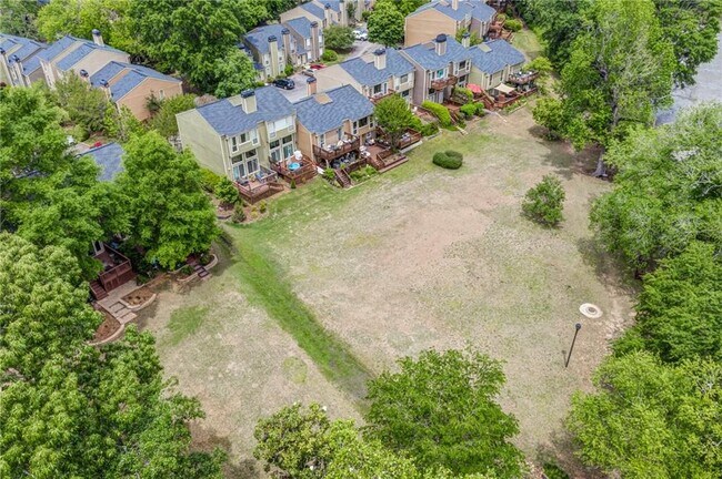 Building Photo - 1119 Riverbend Club Dr SE