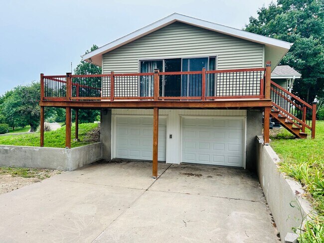 Building Photo - Beautiful Home, Close to Milford Lake