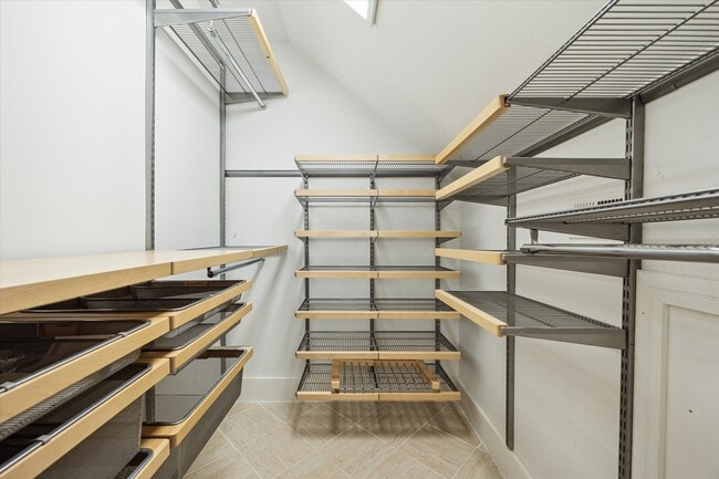 Building Photo - 208 E 12th St