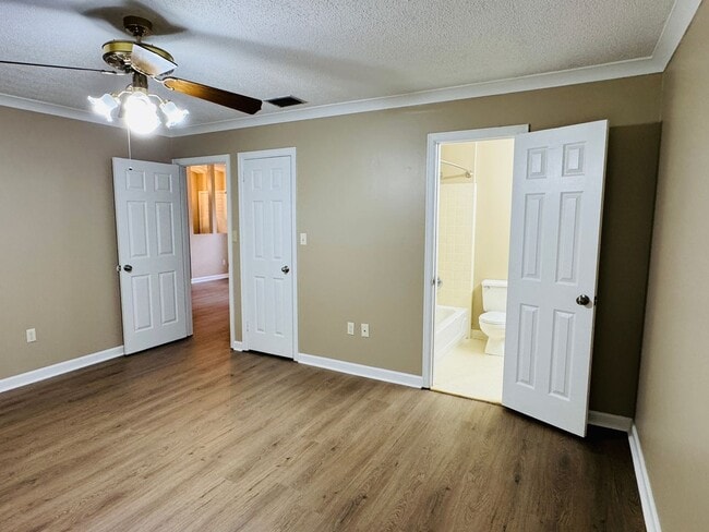 Building Photo - 3- Bedroom Gem !!