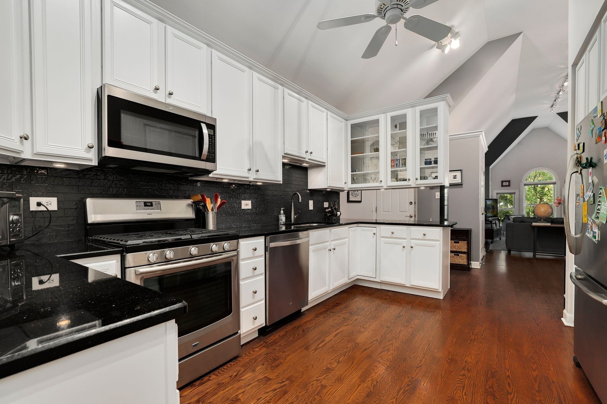 Kitchen - 2117 W Evergreen Ave