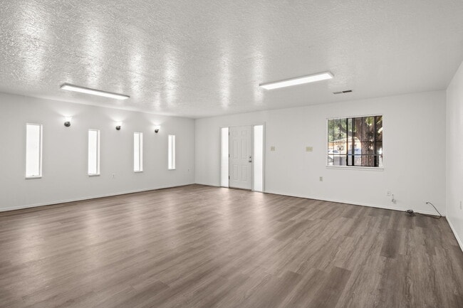 Building Photo - 1105 Calle Mesquite