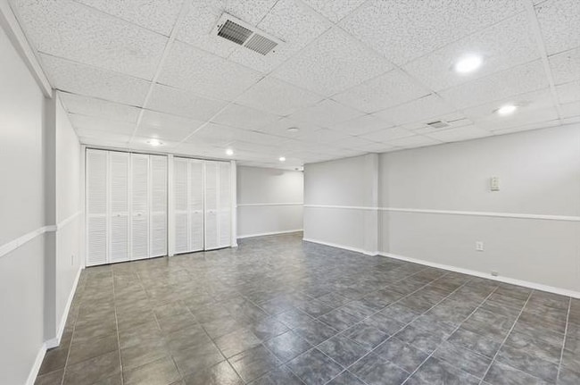 Building Photo - 10 Woodcrest Rd