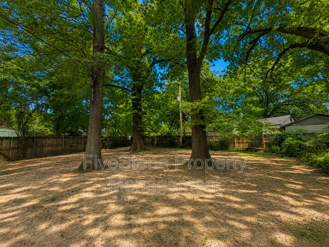 Building Photo - 1300 Robin Hood Ln