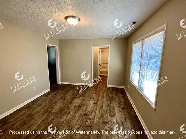 Building Photo - Spacious 1 BR 1 Bath bottom unit